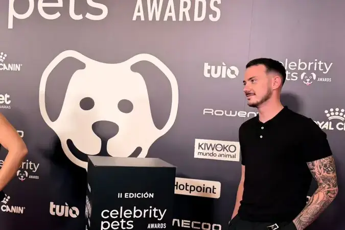 Dani en la alfombra roja de la II edición de los Celebrity Pets Awards, junto al photocall del evento